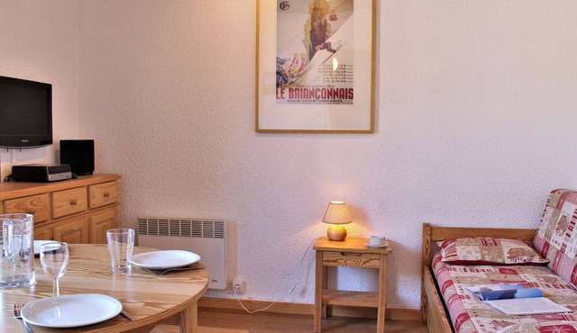 Cozy Studio with Mountain Alcove, Balcony, Ski Storage, Central Location, Near Slopes