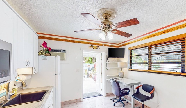 Cozy studio with Murphy bed, kitchenette, WiFi, patio, & convenient location