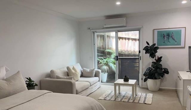 Cozy studio with private entrance & ensuite