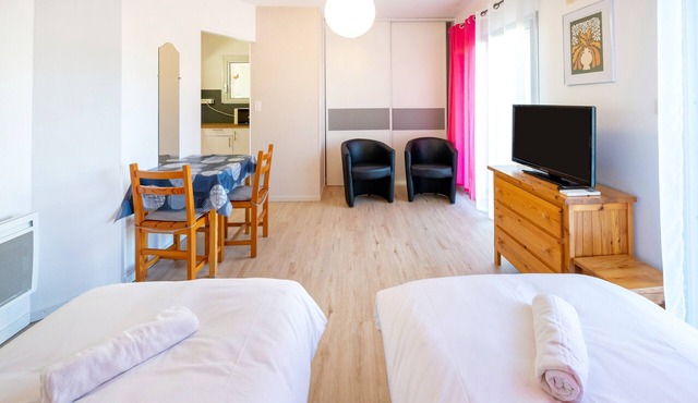Cozy Studio with Private Garden, Air Conditioning & Pool Table – Cazaubon