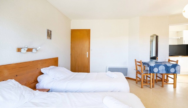 Cozy Studio with Private Terrace, Air Conditioning & Pool Table – Cazaubon