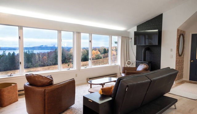 Cozy studio with snowmobile lake access, 5min to downtown, 15min to Saddleback