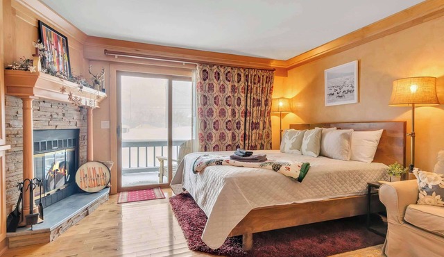 Cozy Studio with Fireplace, King Bed, A/C