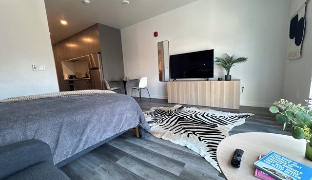 Cozy studio with WiFi, AC, fitness room in lovely midtown of Sacramento.