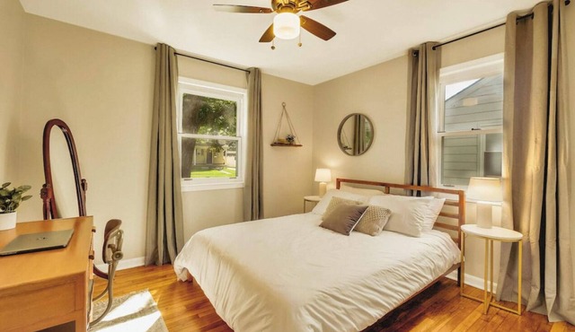 Cozy- Stylish 2 bd with fenced in back yard w/Firepit