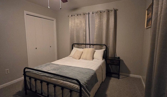 Cozy, Stylish 2-Bedroom Retreat in Prime Location – Walk to Shops & Dining!