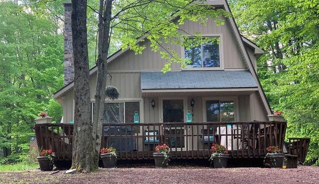 Cozy, Stylish 3-Bedroom Mid-Century Chalet in Pocono Pines' Lake Naomi