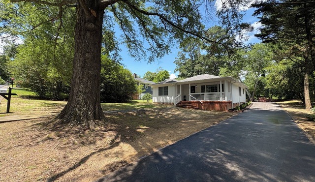Cozy & Stylish 3 Bedroom Black and White Cottage. Perfect for Families & Groups!