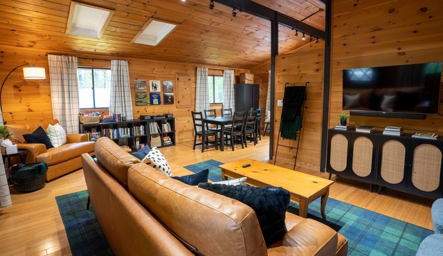 Cozy & Stylish Cabin close to ski mountains, hiking, downtown & more!