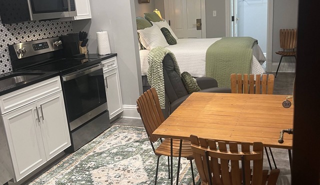 Cozy Stylish Executive Studio, Great Downtown Pascagoula Location