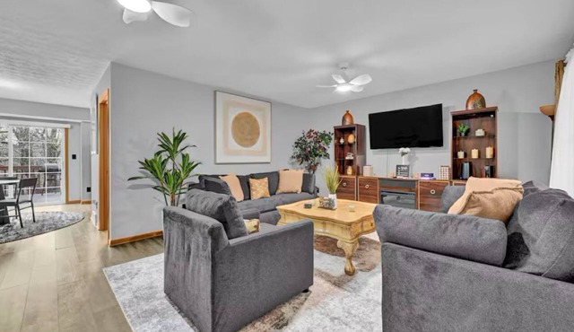Cozy stylish home near Akron ~Canton/sleeps 8