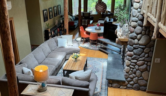 Cozy, stylish lodge with perfect blend of comfort and convenience. Pet-Friendly!