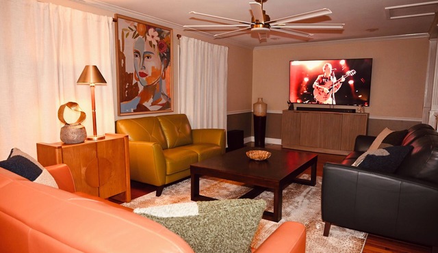 Cozy, stylish spot with great amenities—walk to food, shops & 15 min DEC airport
