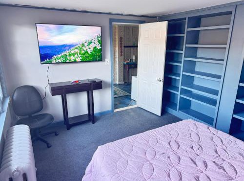 Cozy & Stylish Studio with Beautiful Lake Views & Fast Wifi