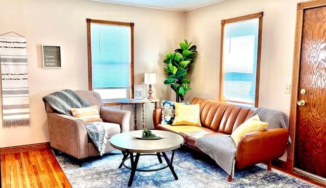 Cozy & Stylish Retreat {Pet Friendly}