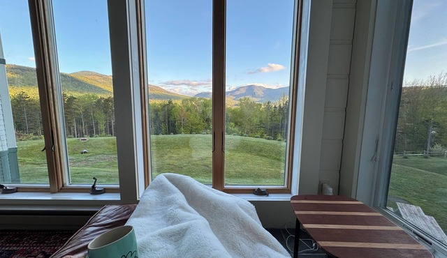 Cozy & Stylish Condo with Amazing Mountain Views