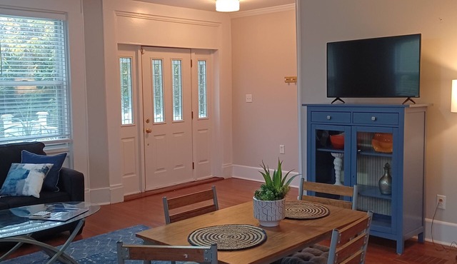 Cozy Suburban Nest! 20 minutes to Downtown & Clifton. Easily enjoy the City!