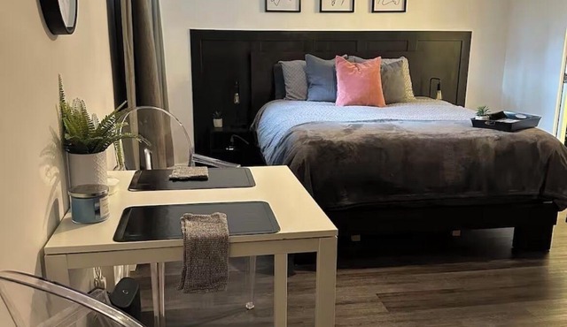 Cozy Suburban Retreat Free Parking Close to Montreal DownTown
