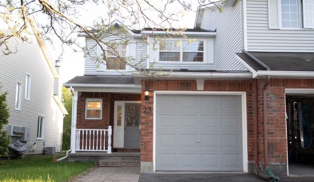 Cozy SubUrban Retreat Ideal for Family & Young Professionals in Kanata Lakes