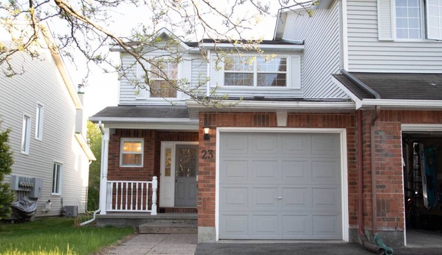 Cozy SubUrban Retreat Ideal for Family & Young Professionals in Kanata Lakes