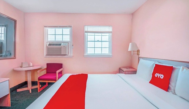 Cozy Suburban Room w/King Bed + Mini Fridge for Ultimate Relaxation