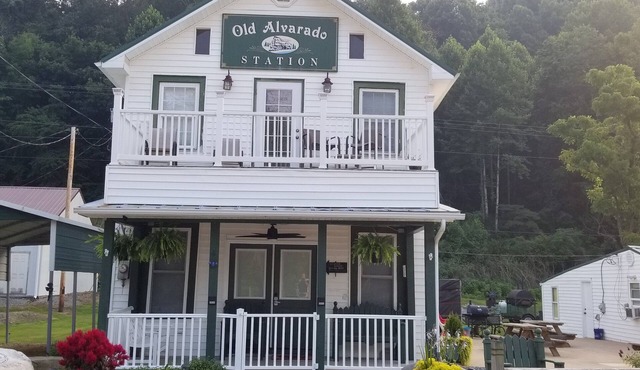 Cozy Suite Directly ON the Virginia Creeper Trail