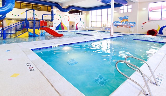 Cozy Suite ! Enjoy Access to the Free Breakfast Buffet + Pool, Hot Tub & Waterslide. Your Next Vacation!