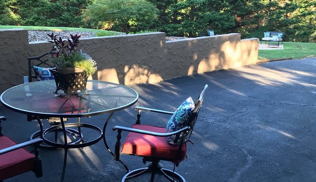 Cozy Suite on Cedars 1300sq ft (ONE LEVEL)