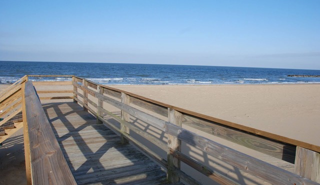 Cozy Suite - Pet Friendly, Beach Side 1 Bedroom Apts by RedAwning