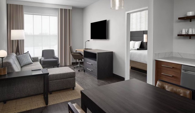 Cozy Suite w/Kitchen, Heated Pool, & Free Shuttle to Mayo Clinic – Free Parking