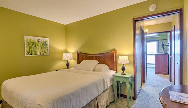 Cozy Suite w/Panoramic Ocean Views | Queen Bed