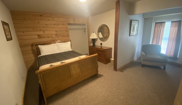 Cozy suite with fireplace. Close to hiking trails, ski resorts and family parks!