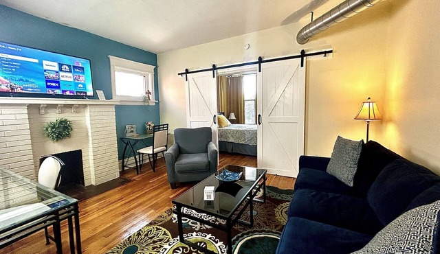 Cozy Suite with King + Queen beds- Steps to MetroLink + Off-Street Parking