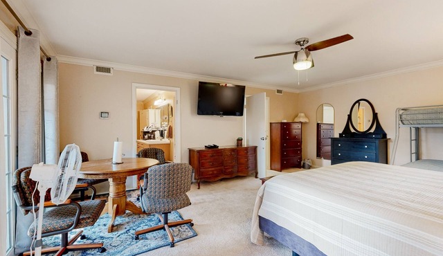 Cozy suite with patio & enclosed backyard-centrally located