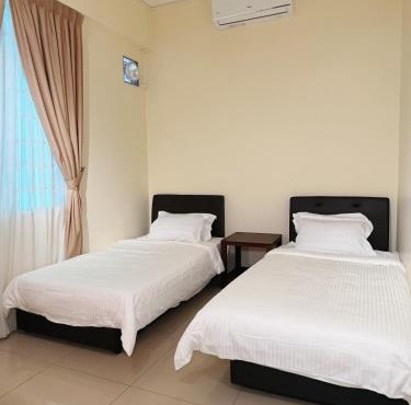 Cozy Suite with Twin Beds & Lounge