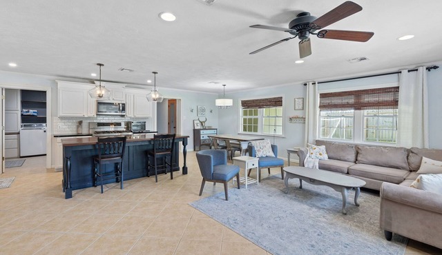 Cozy Sulphur Getaway, Pool & Basketball Court