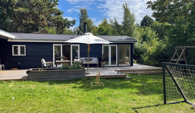 Cozy summer house with wild garden near the beach