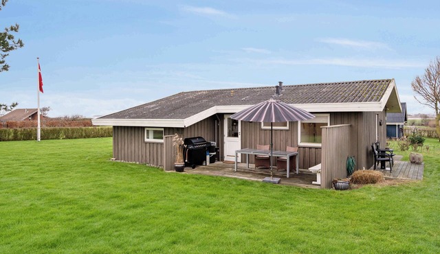 Cozy summer house close to the beach