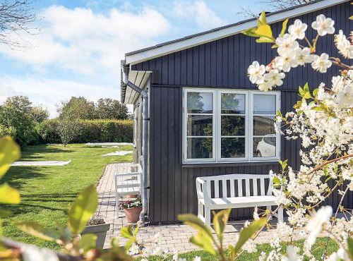 Cozy Summer House Near Ore Strand