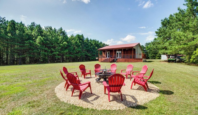 Cozy Summit Cabin w/Hiking Trails & Fishing Pond!