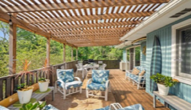 Cozy sun drenched beach cottage private beach, walk to town, hot tub