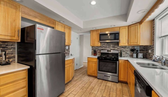 Cozy, Sunny, and Clean Apt 3 bd Free Parking