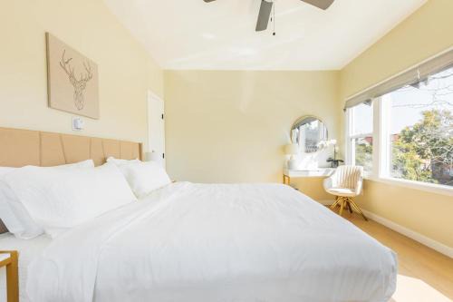 Cozy Sunny Brand-New Apt 1 Block From the Beach