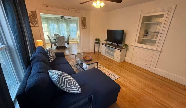 Cozy, Sunny, Costal 2BR Near Downtown