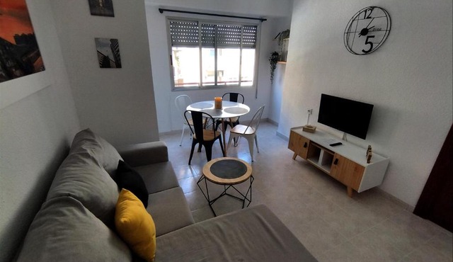 COZY&SUNNY FLAT NEAR DOWNTOWN! LOCAL NEIGHBORHOOD!