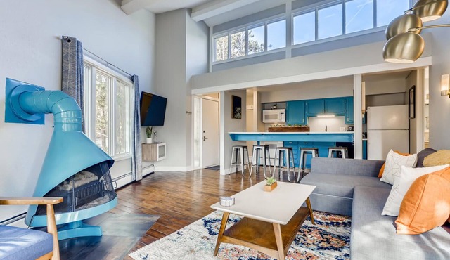 Cozy, Sunny Peak 8 Condo – Updated, Vaulted Ceilings, Hot Tub & Shuttle Access