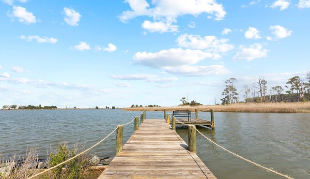 Cozy Sunrise Waterfront 2-bedroom Cottage & Dock. Serene Point Lookout/Scotland