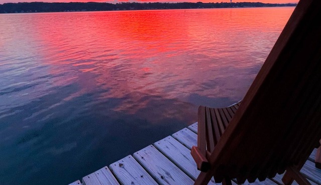 Cozy Sunset Bungalow with Private Lake Access