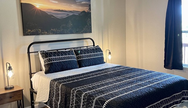 Cozy Sunset Retreat with a Beautiful Mountain View!