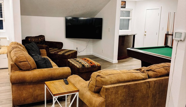 Cozy Super Barn Studio with pool table, king beds. 30 minutes from ski resort.